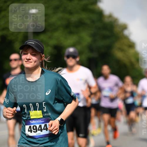29.06.2025 - hella hamburg halbmarathon Dr. Thomas Lammeyer http://msf.ph/oto/8226995 29.06.2025 09:50:04 Kennedybrücke 1053, 1344, 1577, 1889, 2243, 4477, 4944, 5048, 5152, 5660, 7466, 7534, 7628, 8312, 8323, 10477, 10865, 10927, 11230, 11304 meine-sportfotos.de