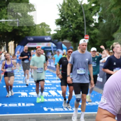 29.06.2025 - hella hamburg halbmarathon Zöllner http://msf.ph/oto/8227007 29.06.2025 10:53:07 Ziel 2208, 3059, 3258, 3334, 4121, 7509, 7864, 8587, 9093, 9537, 12155, 12367, 12519, 12910, 14323, 14791, 18590, 19208 meine-sportfotos.de