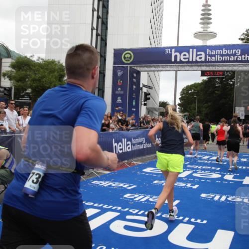 29.06.2025 - hella hamburg halbmarathon Michael Strokosch http://msf.ph/oto/8227010 29.06.2025 10:51:08 Ziel 1366, 1630, 4077, 4816, 4967, 8117, 8261, 8508, 8704, 10508, 10603, 12778, 13008, 14125, 17221, 17384, 18066, 18350 meine-sportfotos.de