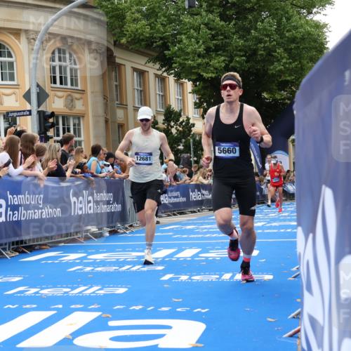 29.06.2025 - hella hamburg halbmarathon Strokosch-Dieckow http://msf.ph/oto/8227021 29.06.2025 10:31:36 Ziel 5660, 7793, 12681, 13606, 13617, 15835, 18102 meine-sportfotos.de