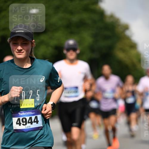 29.06.2025 - hella hamburg halbmarathon Dr. Thomas Lammeyer http://msf.ph/oto/8227038 29.06.2025 09:50:04 Kennedybrücke 1053, 1344, 1577, 1889, 2243, 4477, 4944, 5048, 5152, 5660, 7466, 7534, 7628, 8312, 8323, 10477, 10865, 10927, 11230, 11304 meine-sportfotos.de