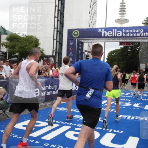 29.06.2025 - hella hamburg halbmarathon Michael Strokosch http://msf.ph/oto/8227065 29.06.2025 10:51:08 Ziel 1366, 1630, 4077, 4816, 4967, 8117, 8261, 8508, 8704, 10508, 10603, 12778, 13008, 14125, 17221, 17384, 18066, 18350 meine-sportfotos.de