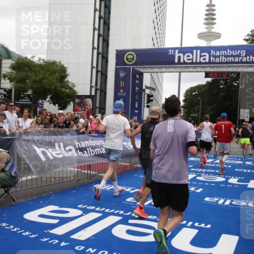 29.06.2025 - hella hamburg halbmarathon Michael Strokosch http://msf.ph/oto/8227155 29.06.2025 10:51:11 Ziel 1366, 1630, 4077, 4816, 4967, 6027, 8117, 8261, 8508, 8704, 10508, 10603, 11733, 13008, 13073, 17384, 17823, 18066 meine-sportfotos.de