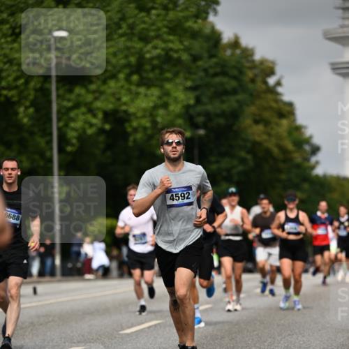 29.06.2025 - hella hamburg halbmarathon Dr. Thomas Lammeyer http://msf.ph/oto/8227302 29.06.2025 10:13:14 Kennedybrücke 1823, 3762, 4592, 7081, 9297, 9306, 9951, 9958, 10035, 10194, 10609 meine-sportfotos.de