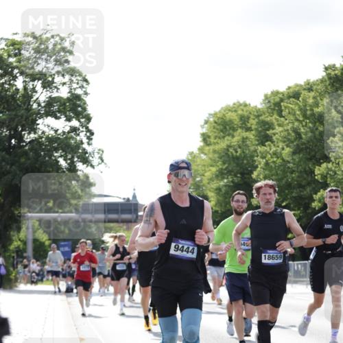 29.06.2025 - hella hamburg halbmarathon Jannik Wohlers http://msf.ph/oto/8227304 29.06.2025 09:51:51 Lombardsbrücke 1057, 1139, 1468, 1604, 1631, 1763, 3305, 3618, 3852, 4565, 4871, 4915, 5231, 5336, 5690, 6373, 6711, 7710, 8564, 9348, 9444, 9547, 9659, 10493, 10741, 11062, 11495, 11679, 11821, 12438, 12772, xxx, 13269, 13728, 14449, 14462, 15233, 15270, 15309, 16547, 16591, 16592, 17159, 17637, 17926, 18489, 18560, 18659, 18829, 18878, 18987, 19009 meine-sportfotos.de