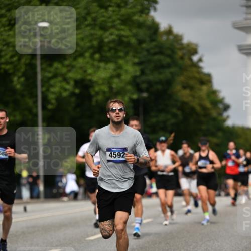 29.06.2025 - hella hamburg halbmarathon Dr. Thomas Lammeyer http://msf.ph/oto/8227359 29.06.2025 10:13:14 Kennedybrücke 1823, 3762, 4592, 7081, 9297, 9306, 9951, 9958, 10035, 10194, 10609 meine-sportfotos.de