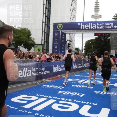 29.06.2025 - hella hamburg halbmarathon Michael Strokosch http://msf.ph/oto/8227361 29.06.2025 10:51:15 Ziel 1366, 4404, 4816, 4967, 5600, 6027, 8508, 10868, 11512, 11625, 11733, 13073, 15480, 17384, 17530, 17823 meine-sportfotos.de