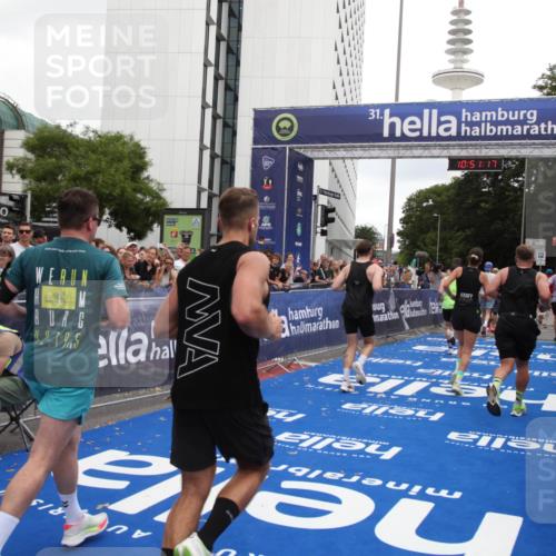 29.06.2025 - hella hamburg halbmarathon Michael Strokosch http://msf.ph/oto/8227373 29.06.2025 10:51:15 Ziel 1366, 4404, 4816, 4967, 5600, 6027, 8508, 10868, 11512, 11625, 11733, 13073, 15480, 17384, 17530, 17823 meine-sportfotos.de