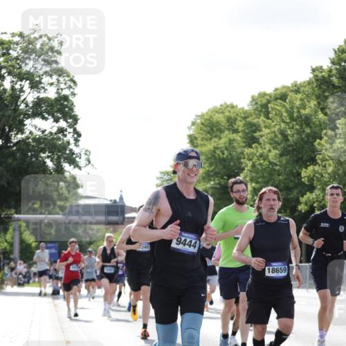 29.06.2025 - hella hamburg halbmarathon Jannik Wohlers http://msf.ph/oto/8227379 29.06.2025 09:51:51 Lombardsbrücke 1057, 1139, 1468, 1604, 1631, 1763, 3305, 3618, 3852, 4565, 4871, 4915, 5231, 5336, 5690, 6373, 6711, 7710, 8564, 9348, 9444, 9547, 9659, 10493, 10741, 11062, 11495, 11679, 11821, 12438, 12772, xxx, 13269, 13728, 14449, 14462, 15233, 15270, 15309, 16547, 16591, 16592, 17159, 17637, 17926, 18489, 18560, 18659, 18829, 18878, 18987, 19009 meine-sportfotos.de
