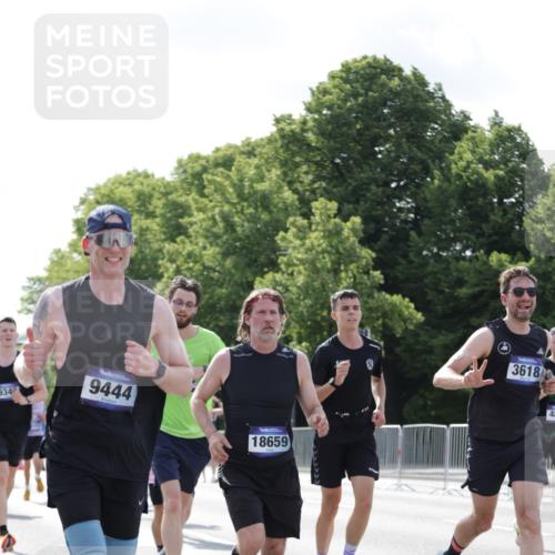 29.06.2025 - hella hamburg halbmarathon Jannik Wohlers http://msf.ph/oto/8227396 29.06.2025 09:51:51 Lombardsbrücke 1057, 1139, 1468, 1604, 1631, 1763, 3305, 3618, 3852, 4565, 4871, 4915, 5231, 5336, 5690, 6373, 6711, 7710, 8564, 9348, 9444, 9547, 9659, 10493, 10741, 11062, 11495, 11679, 11821, 12438, 12772, xxx, 13269, 13728, 14449, 14462, 15233, 15270, 15309, 16547, 16591, 16592, 17159, 17637, 17926, 18489, 18560, 18659, 18829, 18878, 18987, 19009 meine-sportfotos.de