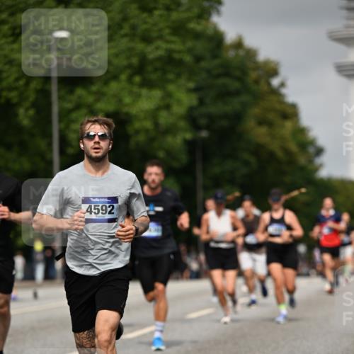 29.06.2025 - hella hamburg halbmarathon Dr. Thomas Lammeyer http://msf.ph/oto/8227431 29.06.2025 10:13:15 Kennedybrücke 1823, 3762, 4592, 7081, 9297, 9306, 9951, 9958, 10035, 10194, 10609, 10819, 11067 meine-sportfotos.de