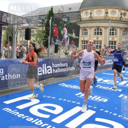 29.06.2025 - hella hamburg halbmarathon Michael Strokosch http://msf.ph/oto/8227449 29.06.2025 10:46:29 Ziel 1600, 2222, 2842, 4237, 4497, 6421, 6978, 7335, 8142, 8981, 9386, 9786, 11185, 11773, 12171, 12651, 12891, 13698, 14045, 14228, 14482, 15157, 16127, 18211, 18637, 19209 meine-sportfotos.de
