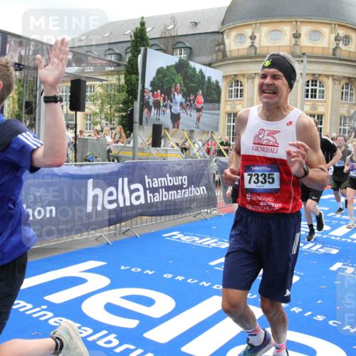 29.06.2025 - hella hamburg halbmarathon Michael Strokosch http://msf.ph/oto/8227516 29.06.2025 10:46:30 Ziel 2222, 2842, 4237, 4497, 6421, 6978, 7335, 8482, 8981, 9232, 9386, 9786, 11185, 11773, 12171, 12651, 12891, 13698, 14045, 14228, 14482, 15157, 16127, 18211, 18637, 19209 meine-sportfotos.de