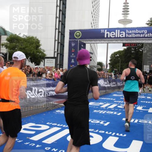 29.06.2025 - hella hamburg halbmarathon Michael Strokosch http://msf.ph/oto/8227547 29.06.2025 10:51:20 Ziel 1461, 1817, 2636, 2718, 4404, 4814, 5600, 6027, 6657, 6776, 8316, 8930, 9476, 10480, 10667, 10868, 11512, 11625, 12016, 14865, 15480, 17530, 18019 meine-sportfotos.de