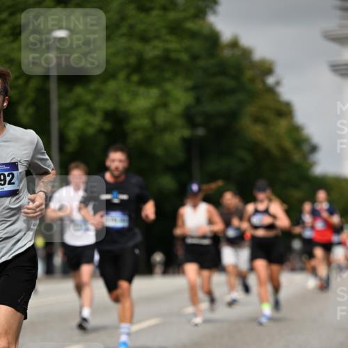 29.06.2025 - hella hamburg halbmarathon Dr. Thomas Lammeyer http://msf.ph/oto/8227562 29.06.2025 10:13:16 Kennedybrücke 1823, 3762, 4592, 7081, 9297, 9306, 9951, 9958, 10035, 10194, 10819, 11067 meine-sportfotos.de