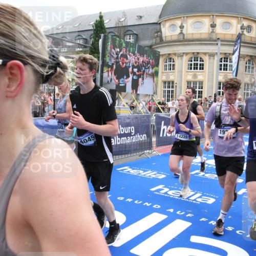 29.06.2025 - hella hamburg halbmarathon Michael Strokosch http://msf.ph/oto/8227564 29.06.2025 10:46:31 Ziel 2222, 2842, 4237, 4497, 6421, 6978, 7335, 8482, 8981, 9232, 9386, 9529, 9786, 11185, 11773, 12891, 14045, 14228, 14482, 15157, 16127, 17281, 17461, 18637, 19209 meine-sportfotos.de