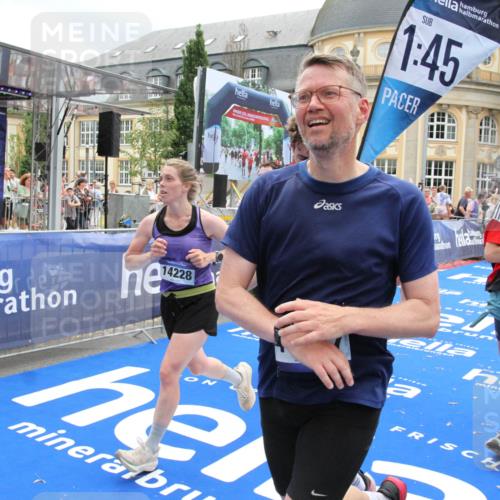 29.06.2025 - hella hamburg halbmarathon Michael Strokosch http://msf.ph/oto/8227591 29.06.2025 10:46:32 Ziel 2222, 2842, 4237, 4497, 5459, 6421, 6978, 7335, 8482, 8981, 9232, 9386, 9529, 9786, 11185, 11773, 12891, 14045, 14228, 14482, 15157, 17281, 17461, 18637, 18882, 19209 meine-sportfotos.de