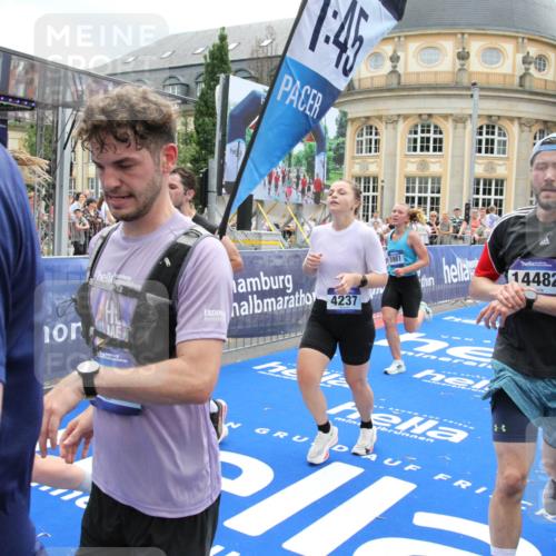 29.06.2025 - hella hamburg halbmarathon Michael Strokosch http://msf.ph/oto/8227619 29.06.2025 10:46:32 Ziel 2222, 2842, 4237, 4497, 5459, 6421, 6978, 7335, 8482, 8981, 9232, 9386, 9529, 9786, 11185, 11773, 12891, 14045, 14228, 14482, 15157, 17281, 17461, 18637, 18882, 19209 meine-sportfotos.de
