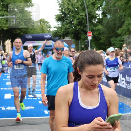 29.06.2025 - hella hamburg halbmarathon Zöllner http://msf.ph/oto/8227627 29.06.2025 10:53:12 Ziel 2111, 2208, 3059, 3258, 4121, 7383, 7864, 8273, 9537, 14323, 16929, 16986, 19208 meine-sportfotos.de