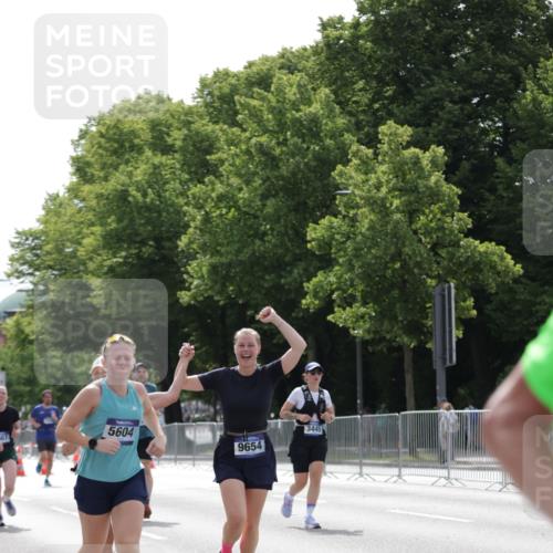 29.06.2025 - hella hamburg halbmarathon Jannik Wohlers http://msf.ph/oto/8227672 29.06.2025 10:27:50 Lombardsbrücke 3445, 5369, 5604, 7667, 8215, 8327, 9653, 9654, 12842, 13045, 13296, 13568, 13678, 14017, 14155, 15123, 15608, 18256 meine-sportfotos.de