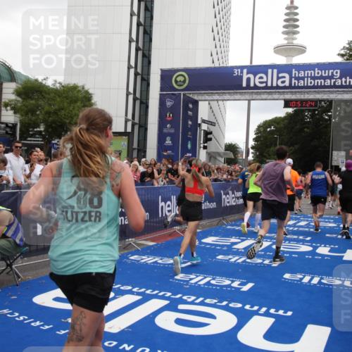 29.06.2025 - hella hamburg halbmarathon Michael Strokosch http://msf.ph/oto/8227674 29.06.2025 10:51:23 Ziel 1461, 1817, 2364, 2636, 2718, 4814, 6657, 6776, 8316, 8930, 8989, 9476, 10480, 10667, 11124, 11512, 11625, 12016, 13047, 14865, 14994, 18019, 18489 meine-sportfotos.de