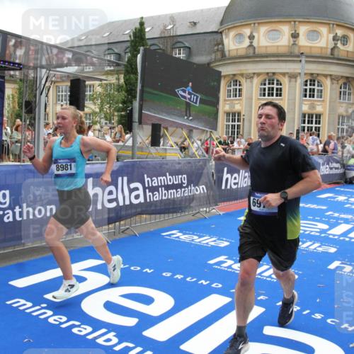 29.06.2025 - hella hamburg halbmarathon Michael Strokosch http://msf.ph/oto/8227703 29.06.2025 10:46:33 Ziel 2222, 2842, 4237, 4497, 5459, 6421, 6978, 8482, 8981, 9232, 9386, 9529, 9786, 12891, 14045, 14228, 14482, 15157, 15206, 17281, 17461, 18882, 19209 meine-sportfotos.de