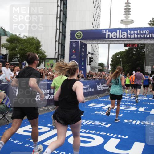 29.06.2025 - hella hamburg halbmarathon Michael Strokosch http://msf.ph/oto/8227771 29.06.2025 10:51:24 Ziel 1461, 1817, 2364, 2411, 2636, 2718, 4814, 6657, 6776, 8316, 8930, 8989, 9214, 9476, 10480, 10667, 11124, 11512, 12016, 13047, 14865, 14994, 16357, 18019, 18489 meine-sportfotos.de