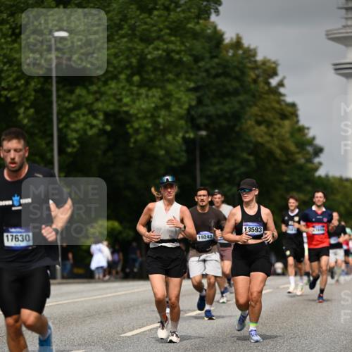29.06.2025 - hella hamburg halbmarathon Dr. Thomas Lammeyer http://msf.ph/oto/8227864 29.06.2025 10:13:17 Kennedybrücke 1823, 3762, 4592, 7081, 9297, 9306, 10035, 10194, 10819, 11067 meine-sportfotos.de