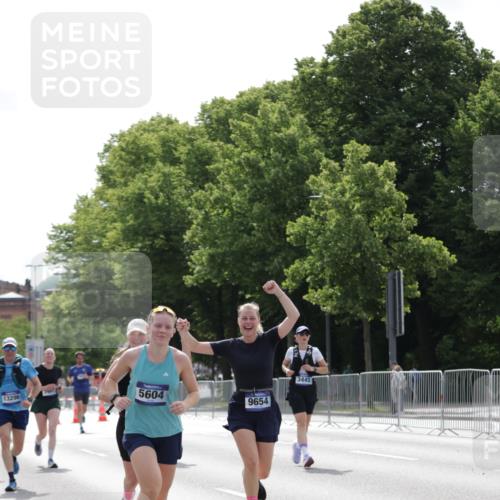 29.06.2025 - hella hamburg halbmarathon Jannik Wohlers http://msf.ph/oto/8227870 29.06.2025 10:27:50 Lombardsbrücke 3445, 5369, 5604, 7667, 8215, 8327, 9653, 9654, 12842, 13045, 13296, 13568, 13678, 14017, 14155, 15123, 15608, 18256 meine-sportfotos.de