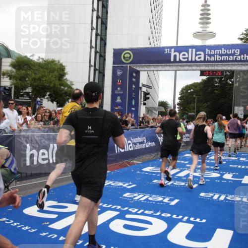 29.06.2025 - hella hamburg halbmarathon Michael Strokosch http://msf.ph/oto/8227891 29.06.2025 10:51:25 Ziel 1461, 1817, 2364, 2411, 2636, 2718, 2946, 4814, 6657, 6776, 8316, 8930, 8989, 9214, 9476, 9656, 10480, 10667, 11124, 12016, 13047, 14865, 14994, 15950, 16357, 18019, 18489 meine-sportfotos.de