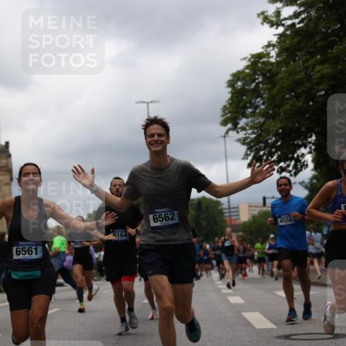 29.06.2025 - hella hamburg halbmarathon Yannick Fuchs http://msf.ph/oto/8227937 29.06.2025 10:46:36 20KM 1098, 1257, 1657, 2111, 2444, 2814, 3258, 3715, 3952, 4121, 4557, 4558, 4837, 5116, 5169, 5194, 5378, 5399, 6164, 6561, 6562, 7130, 7178, 7312, 7475, 7896, 8139, 8172, 8316, 8720, 8955, 9145, 10529, 10811, 11459, 12135, 12519, 13211, 13301, 13327, 14198, 14286, 14791, 15001, 15144, 15275, 15446, 15506, 15690, 16320, 16929, 17130, 17198, 17710, 17773, 18331 meine-sportfotos.de