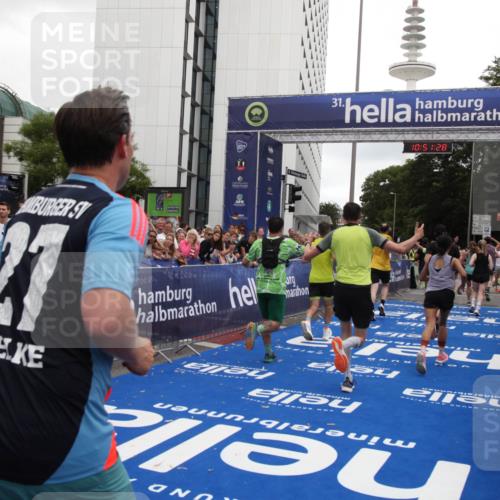 29.06.2025 - hella hamburg halbmarathon Michael Strokosch http://msf.ph/oto/8228068 29.06.2025 10:51:27 Ziel 1817, 2364, 2411, 2636, 2718, 2946, 4814, 5820, 6776, 8989, 9214, 9656, 10667, 11124, 11422, 12016, 13047, 13792, 14865, 14994, 15871, 15950, 16357, 18489 meine-sportfotos.de