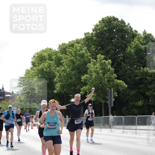 29.06.2025 - hella hamburg halbmarathon Jannik Wohlers http://msf.ph/oto/8228079 29.06.2025 10:27:50 Lombardsbrücke 3445, 5369, 5604, 7667, 8215, 8327, 9653, 9654, 12842, 13045, 13296, 13568, 13678, 14017, 14155, 15123, 15608, 18256 meine-sportfotos.de