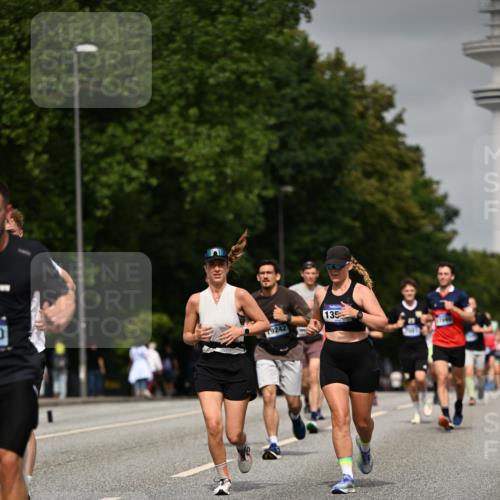 29.06.2025 - hella hamburg halbmarathon Dr. Thomas Lammeyer http://msf.ph/oto/8228107 29.06.2025 10:13:17 Kennedybrücke 1823, 3762, 4592, 7081, 9297, 9306, 10035, 10194, 10819, 11067 meine-sportfotos.de