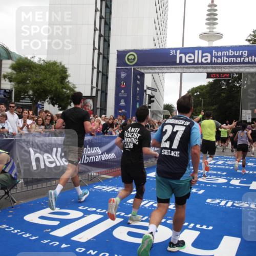 29.06.2025 - hella hamburg halbmarathon Michael Strokosch http://msf.ph/oto/8228137 29.06.2025 10:51:28 Ziel 2364, 2411, 2636, 2718, 2946, 4814, 5820, 6776, 8989, 9214, 9656, 11124, 11422, 13047, 13792, 14865, 14994, 15871, 15950, 16357, 17131, 18489 meine-sportfotos.de