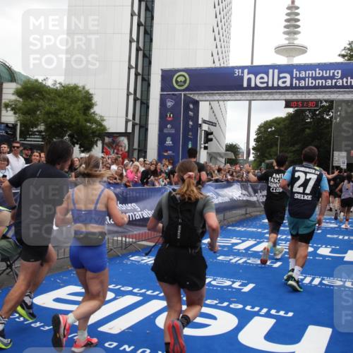 29.06.2025 - hella hamburg halbmarathon Michael Strokosch http://msf.ph/oto/8228197 29.06.2025 10:51:29 Ziel 2364, 2411, 2946, 5820, 6776, 7943, 8989, 9214, 9656, 11124, 11422, 13047, 13792, 14865, 14994, 15871, 15950, 16357, 17131, 18489 meine-sportfotos.de