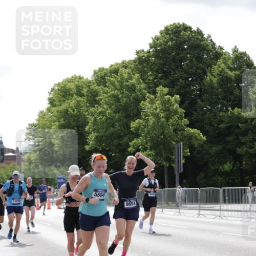 29.06.2025 - hella hamburg halbmarathon Jannik Wohlers http://msf.ph/oto/8228240 29.06.2025 10:27:51 Lombardsbrücke 3445, 5369, 5604, 7667, 8215, 8327, 9653, 9654, 12842, 13045, 13296, 13568, 13678, 14017, 14155, 15123, 18256, 18604 meine-sportfotos.de