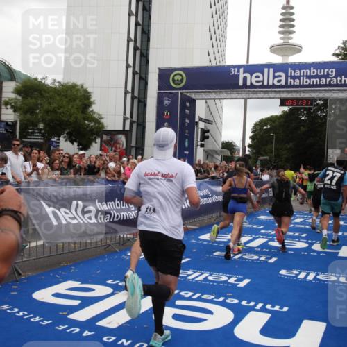 29.06.2025 - hella hamburg halbmarathon Michael Strokosch http://msf.ph/oto/8228260 29.06.2025 10:51:30 Ziel 2364, 2411, 2946, 5820, 7943, 8989, 9214, 9656, 11124, 11422, 13047, 13403, 13792, 14994, 15871, 15950, 16357, 17131, 18489 meine-sportfotos.de