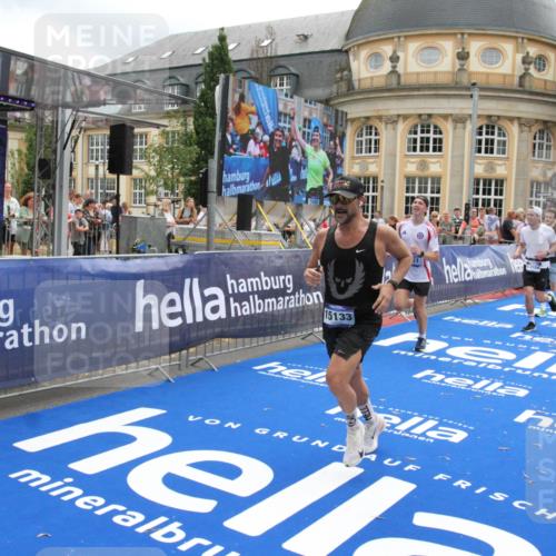 29.06.2025 - hella hamburg halbmarathon Michael Strokosch http://msf.ph/oto/8228272 29.06.2025 10:46:42 Ziel 1920, 1942, 9051, 13525, 13554, 15026, 15133, 15206, 15714, 16175, 17865, 18297, 19128 meine-sportfotos.de