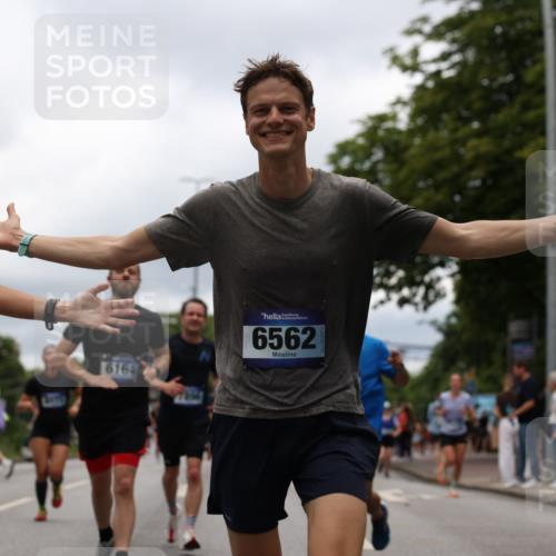 29.06.2025 - hella hamburg halbmarathon Yannick Fuchs http://msf.ph/oto/8228279 29.06.2025 10:46:37 20KM 1098, 1257, 1482, 1657, 2111, 2444, 2814, 3258, 3715, 3952, 4121, 4557, 4558, 4726, 4837, 5116, 5169, 5194, 5378, 5399, 6164, 6561, 6562, 7178, 7312, 7475, 7896, 8172, 8316, 8720, 8955, 9145, 10529, 10811, 11459, 12135, 12519, 13211, 13301, 14198, 14286, 14791, 15001, 15144, 15275, 15446, 15506, 15690, 16320, 16929, 17130, 17198, 17710, 17773, 18331 meine-sportfotos.de