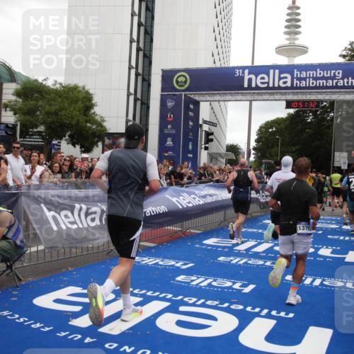29.06.2025 - hella hamburg halbmarathon Michael Strokosch http://msf.ph/oto/8228340 29.06.2025 10:51:31 Ziel 1335, 2364, 2411, 2946, 5820, 7943, 8989, 9214, 9656, 11124, 11422, 13403, 13792, 15871, 15950, 16357, 17131, 18489 meine-sportfotos.de