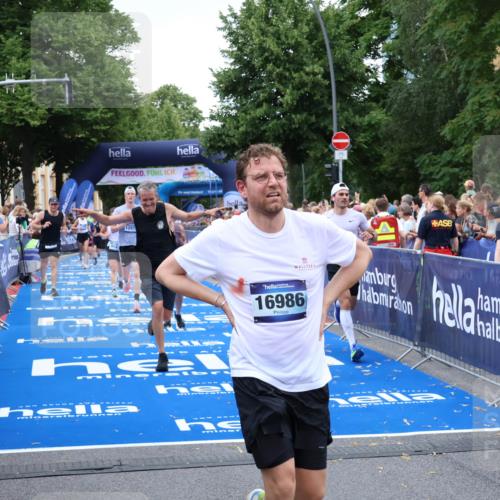 29.06.2025 - hella hamburg halbmarathon Zöllner http://msf.ph/oto/8228348 29.06.2025 10:53:19 Ziel 1683, 2074, 4065, 7312, 7383, 8273, 8361, 9142, 11844, 12875, 15179, 15681, 16929, 16986, 18901 meine-sportfotos.de