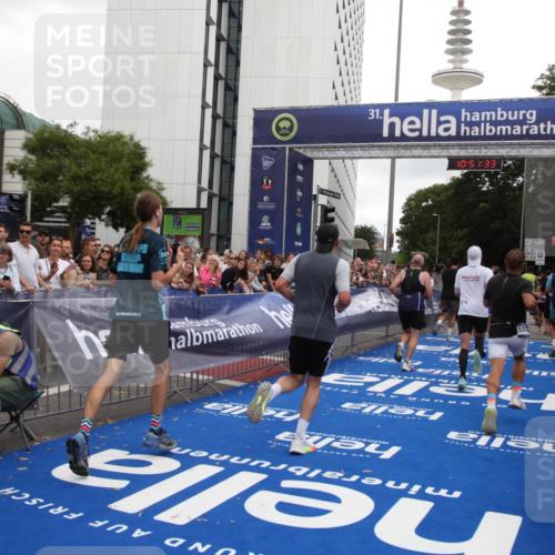 29.06.2025 - hella hamburg halbmarathon Michael Strokosch http://msf.ph/oto/8228358 29.06.2025 10:51:32 Ziel 1335, 2411, 2946, 5820, 7943, 9214, 9656, 11422, 13403, 13792, 15871, 15950, 16357, 17131 meine-sportfotos.de
