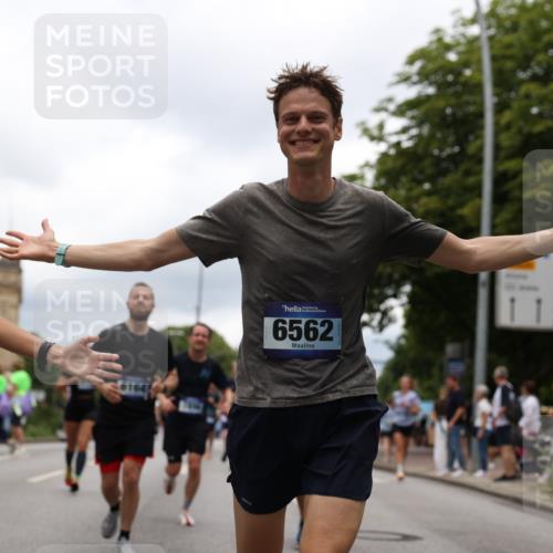 29.06.2025 - hella hamburg halbmarathon Yannick Fuchs http://msf.ph/oto/8228372 29.06.2025 10:46:37 20KM 1098, 1257, 1482, 1657, 2111, 2444, 2814, 3258, 3715, 3952, 4121, 4557, 4558, 4726, 4837, 5116, 5169, 5194, 5378, 5399, 6164, 6561, 6562, 7178, 7312, 7475, 7896, 8172, 8316, 8720, 8955, 9145, 10529, 10811, 11459, 12135, 12519, 13211, 13301, 14198, 14286, 14791, 15001, 15144, 15275, 15446, 15506, 15690, 16320, 16929, 17130, 17198, 17710, 17773, 18331 meine-sportfotos.de