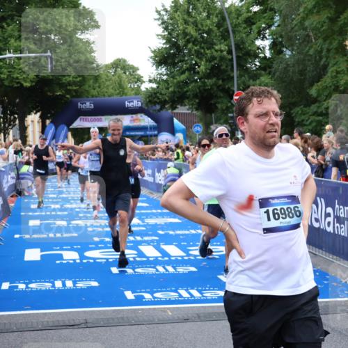 29.06.2025 - hella hamburg halbmarathon Zöllner http://msf.ph/oto/8228400 29.06.2025 10:53:20 Ziel 1683, 2074, 2354, 4065, 7312, 7383, 8273, 8361, 9142, 11844, 12490, 12875, 15179, 15681, 16929, 18901 meine-sportfotos.de