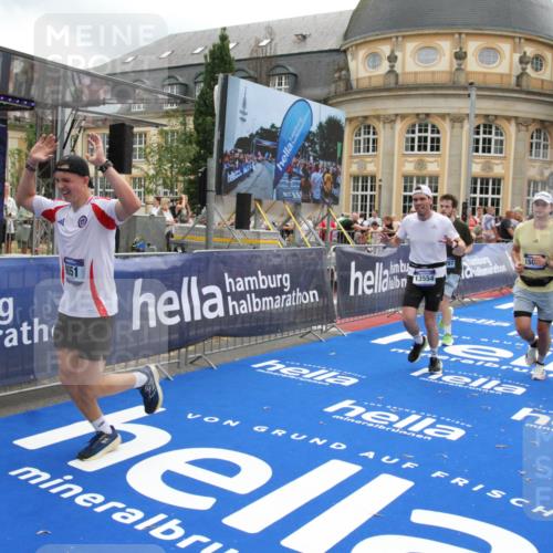 29.06.2025 - hella hamburg halbmarathon Michael Strokosch http://msf.ph/oto/8228404 29.06.2025 10:46:43 Ziel 1920, 1942, 9051, 13525, 13554, 15026, 15133, 15714, 16175, 17743, 17865, 18297, 19128 meine-sportfotos.de