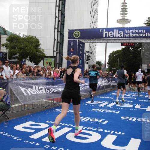 29.06.2025 - hella hamburg halbmarathon Michael Strokosch http://msf.ph/oto/8228441 29.06.2025 10:51:33 Ziel 1335, 2411, 2946, 5820, 7943, 9214, 9656, 10691, 11422, 13403, 13792, 15871, 15950, 16357, 17131 meine-sportfotos.de