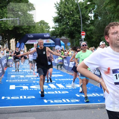 29.06.2025 - hella hamburg halbmarathon Zöllner http://msf.ph/oto/8228449 29.06.2025 10:53:20 Ziel 1683, 2074, 2354, 4065, 7312, 7383, 8273, 8361, 9142, 11844, 12490, 12875, 15179, 15681, 16929, 18901 meine-sportfotos.de