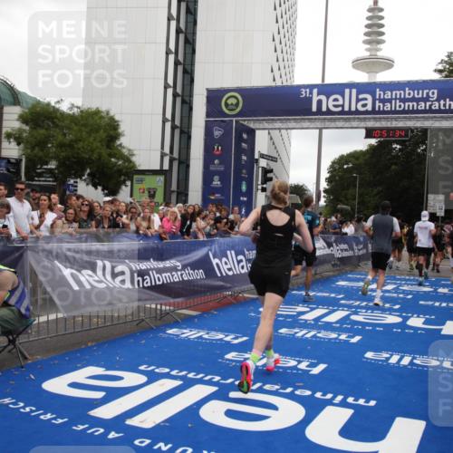 29.06.2025 - hella hamburg halbmarathon Michael Strokosch http://msf.ph/oto/8228468 29.06.2025 10:51:33 Ziel 1335, 2411, 2946, 5820, 7943, 9214, 9656, 10691, 11422, 13403, 13792, 15871, 15950, 16357, 17131 meine-sportfotos.de