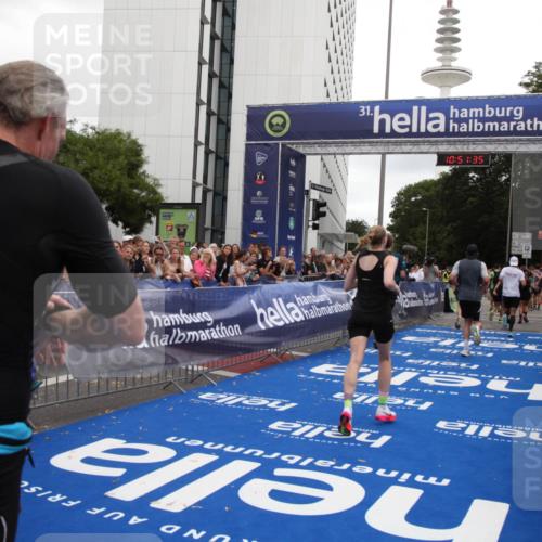 29.06.2025 - hella hamburg halbmarathon Michael Strokosch http://msf.ph/oto/8228494 29.06.2025 10:51:33 Ziel 1335, 2411, 2946, 5820, 7943, 9214, 9656, 10691, 11422, 13403, 13792, 15871, 15950, 16357, 17131 meine-sportfotos.de